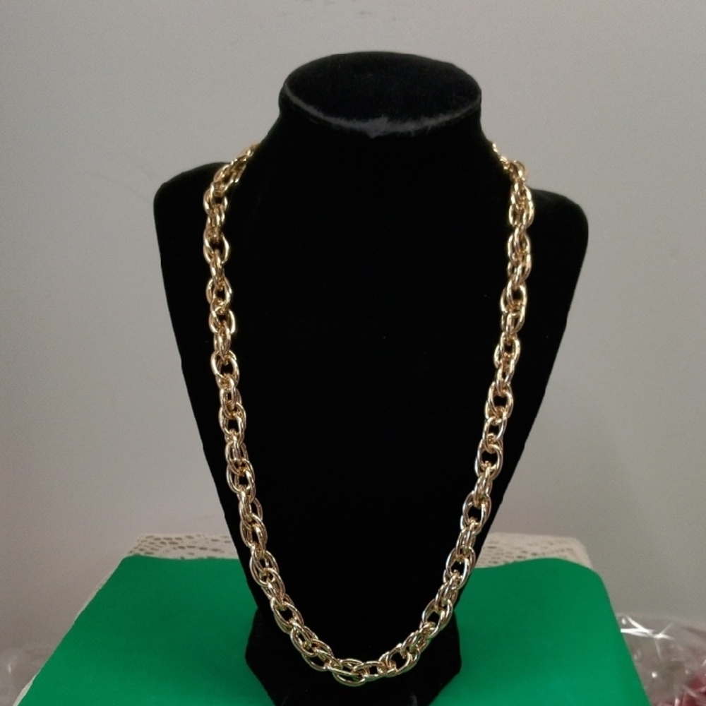 Luxurious Gold Toned Link Necklace